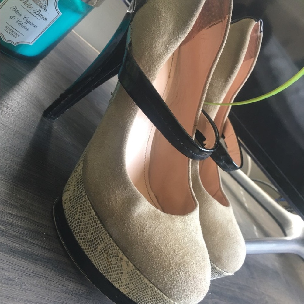 Jessica Simpson pumps